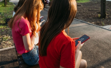 TikTok et la santé mentale des adolescents : les alertes de la recherche